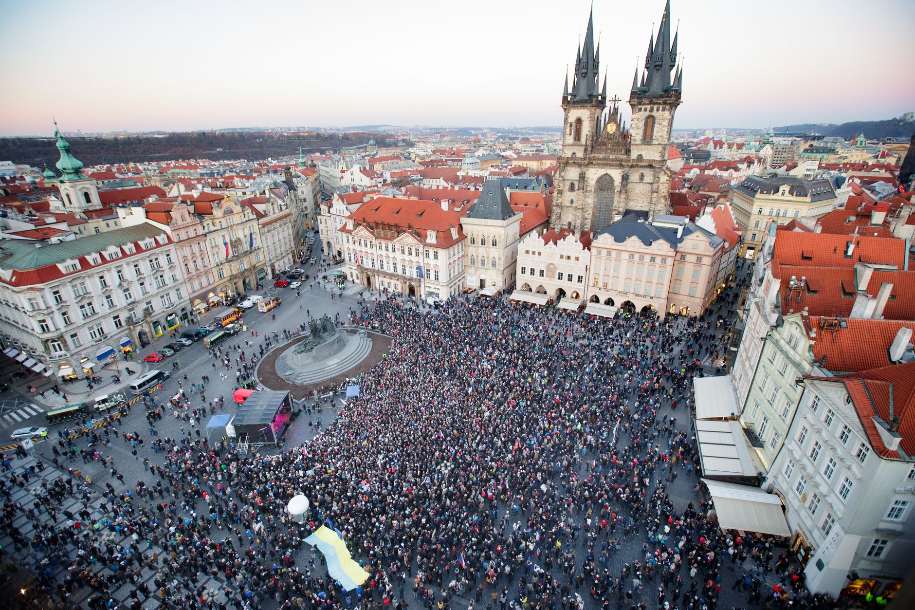 Biserică gotică cu turn înalt într-o piață centrală a unui oraș istoric din Transilvania