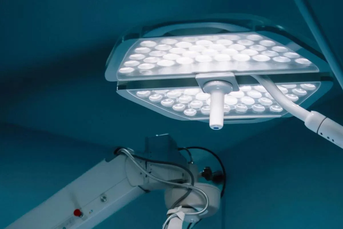 Sală de operații echipată pentru chirurgie laparoscopică